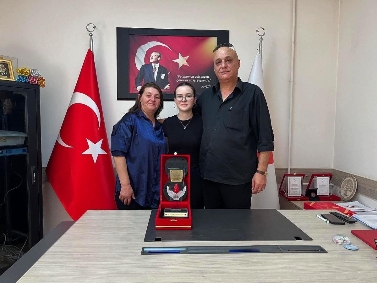 47. Kan Bağışında Bulunan Turgut Gürkan Masat'a Plaket