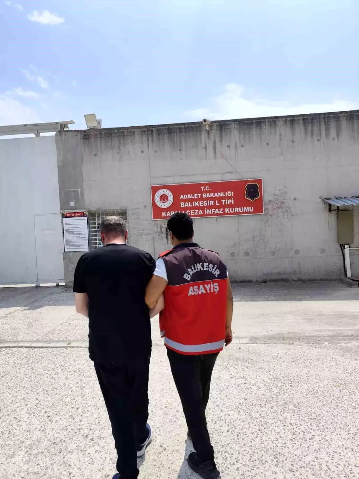 Fuhuş ve Silahlı Yağma Suçundan Aranan Şahıs Ormanlık Alanda Yakalandı