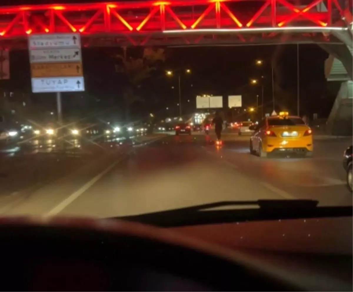 Konya'da Hızla Giden Scooter Sürücüsü Trafiği Tehlikeye Attı