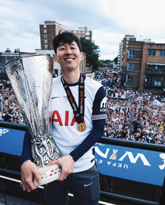 Transferde büyük bomba! Fenerbahçe ile anılan Heung-min Son, kararını resmen verdi Transferde büyük bomba! Fenerbahçe ile anılan Heung-min Son, kararını resmen verdi
