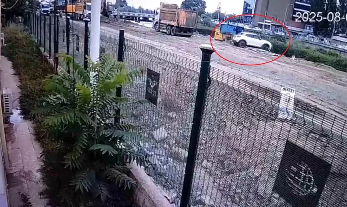 Samsun'da SUV Araç Mert Irmağı'na Düşüp Suya Gömüldü