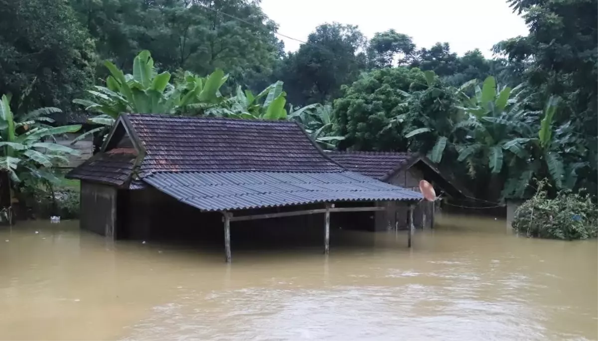 Vietnam'da Şiddetli Yağışlar Süren Sel Felaketi: 8 Kayıp