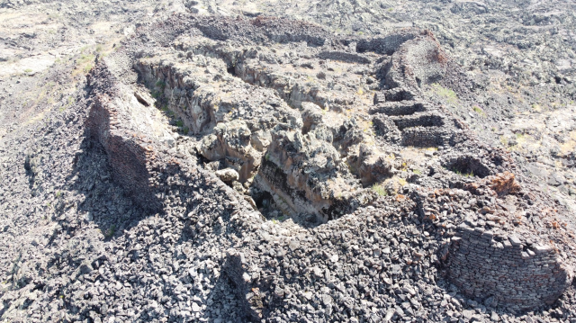 1855 yılında Tendürek Dağı'ndan akan lavların yuttuğu köyleri araştırıyorlar 1855 yılında Tendürek Dağı'ndan akan lavların yuttuğu köyleri araştırıyorlar