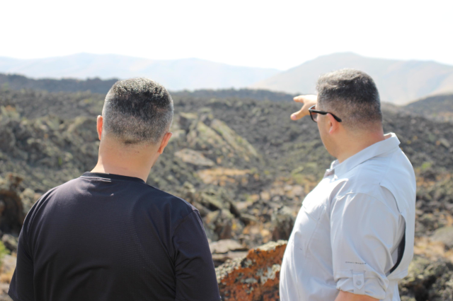 1855 yılında Tendürek Dağı'ndan akan lavların yuttuğu köyleri araştırıyorlar 1855 yılında Tendürek Dağı'ndan akan lavların yuttuğu köyleri araştırıyorlar