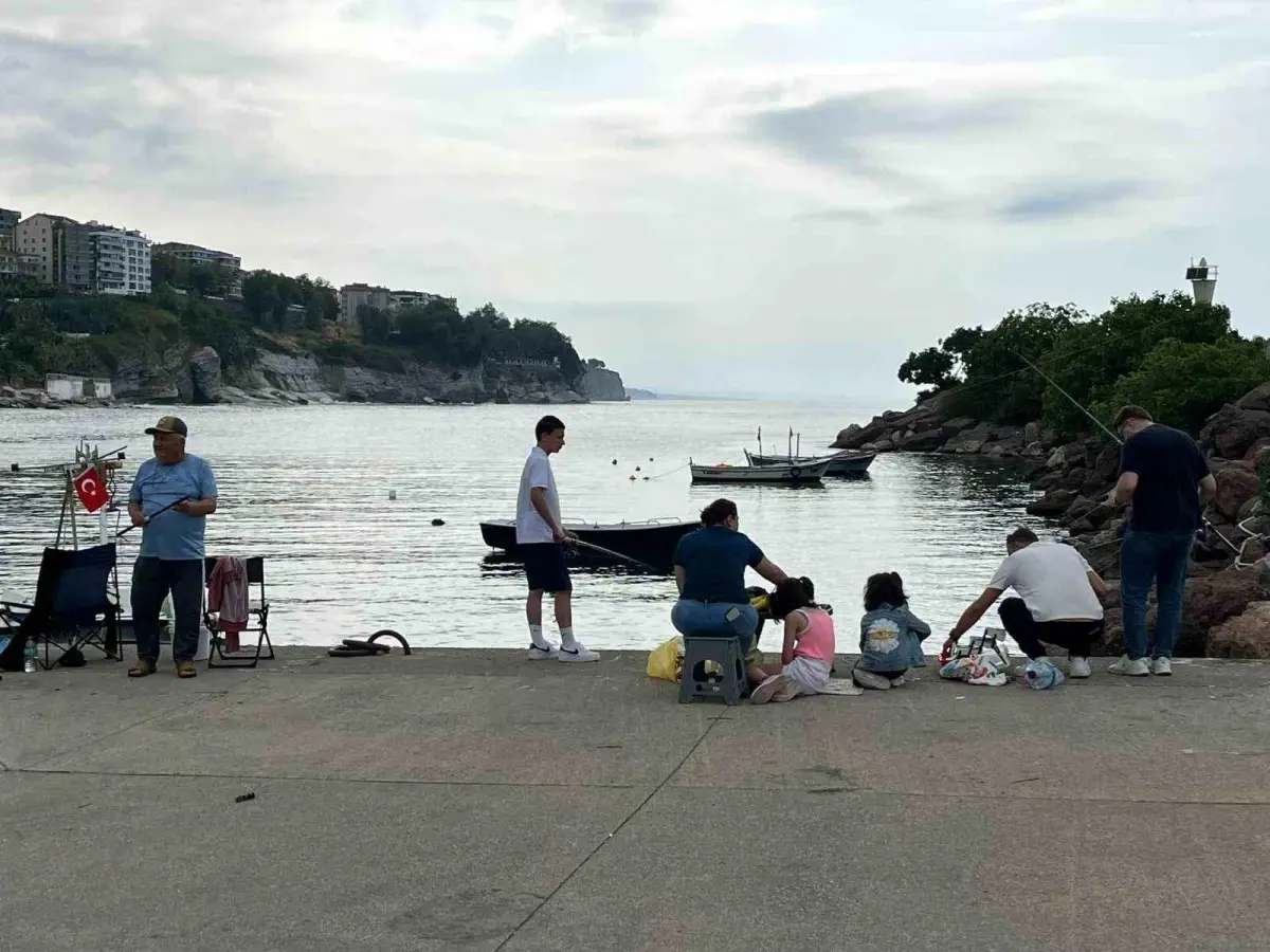 Akçakoca Limanı, Olta Balıkçılarına Ev Sahipliği Yapıyor