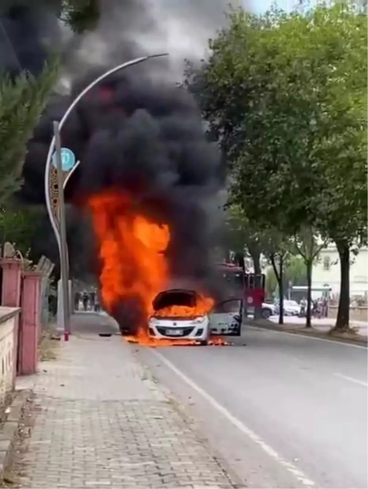 Kocaeli'nde Seyir Halindeki Otomobil Alev Aldı
