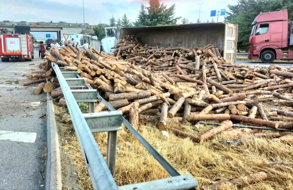 Merzifon'da Tomruk Yüklü Tır Devrildi, Sürücü Yaralandı