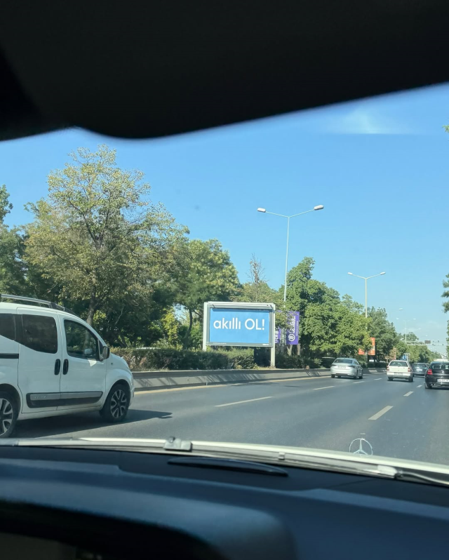Ankara'da görülen gizemli 'Akıllı ol' afişleri merak uyandırdı