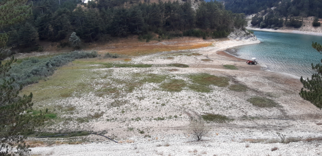 Aşırı sıcaklar Sünnet Gölü'nü vurdu: Sular çekildi, göl kuruma noktasına geldi