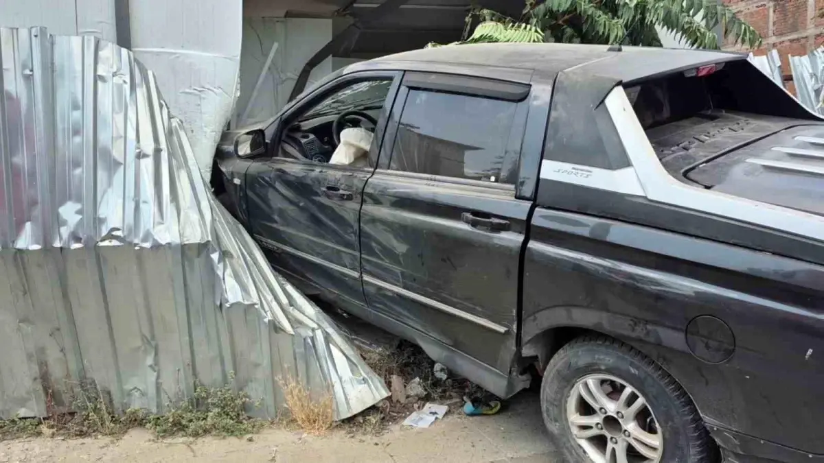 İstanbul'da Pikap, İnşaat İşçilerinin Kaldığı Konteynere Çarptı: 1 Yaralı