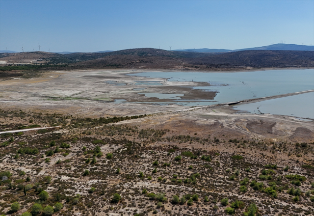 Barajda su seviyesi düştü, eski İzmir-Çeşme kara yolu ortaya çıktı Barajda su seviyesi düştü, eski İzmir-Çeşme kara yolu ortaya çıktı