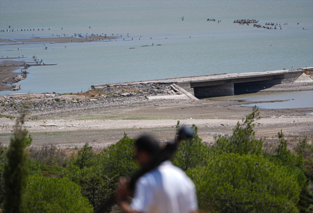 Barajda su seviyesi düştü, eski İzmir-Çeşme kara yolu ortaya çıktı Barajda su seviyesi düştü, eski İzmir-Çeşme kara yolu ortaya çıktı