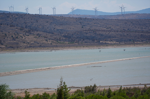 Barajda su seviyesi düştü, eski İzmir-Çeşme kara yolu ortaya çıktı Barajda su seviyesi düştü, eski İzmir-Çeşme kara yolu ortaya çıktı