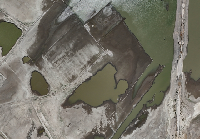 Barajda su seviyesi düştü, eski İzmir-Çeşme kara yolu ortaya çıktı Barajda su seviyesi düştü, eski İzmir-Çeşme kara yolu ortaya çıktı