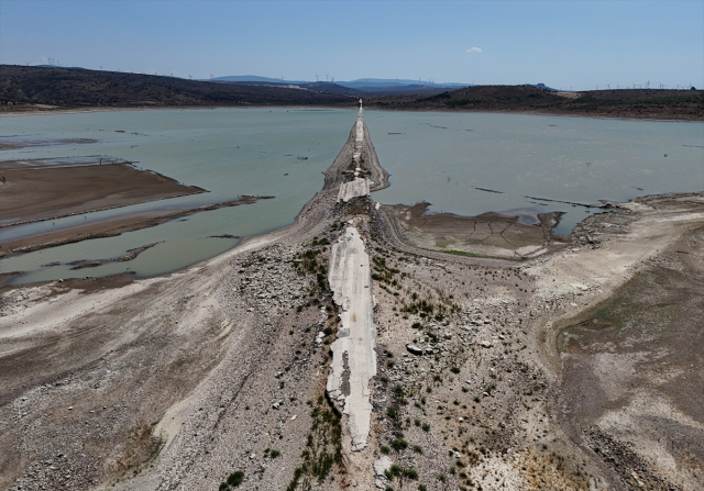 Barajda su seviyesi düştü, eski İzmir-Çeşme kara yolu ortaya çıktı Barajda su seviyesi düştü, eski İzmir-Çeşme kara yolu ortaya çıktı