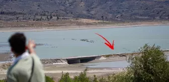 Barajda su seviyesi düştü, eski İzmir-Çeşme kara yolu ortaya çıktı