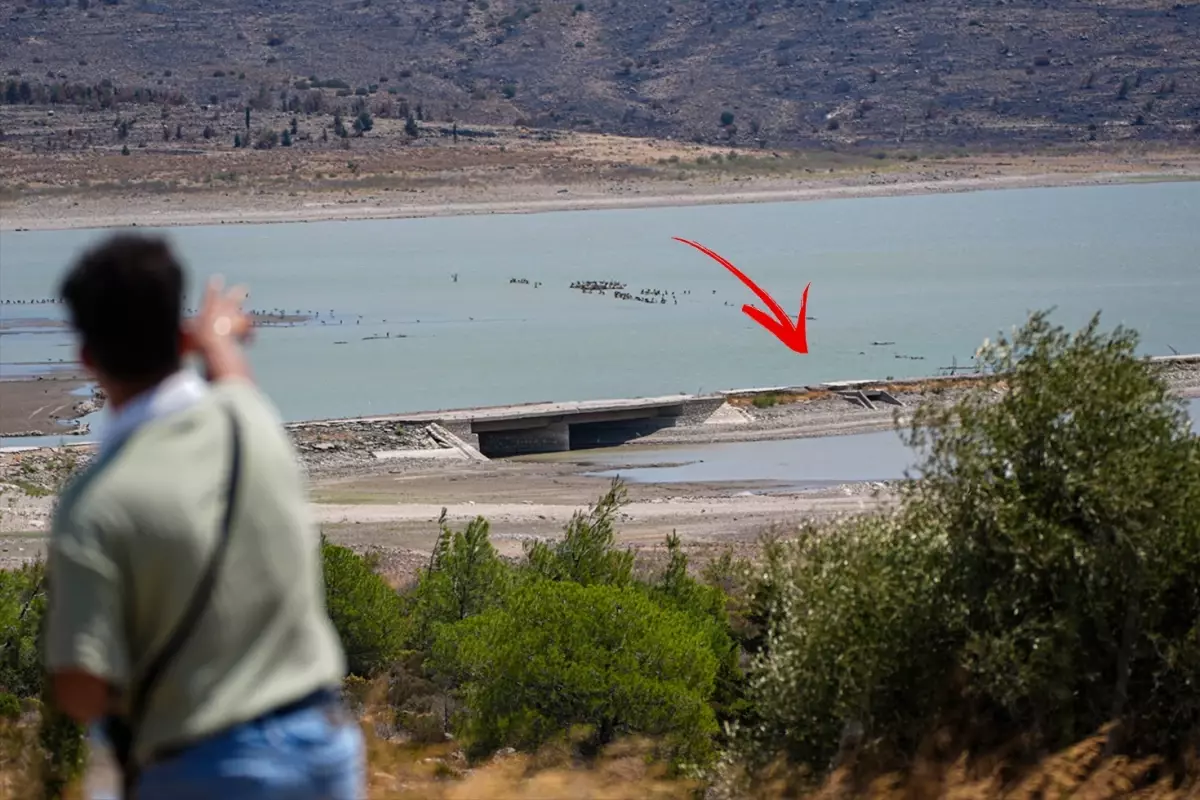 Barajda su seviyesi düştü, eski İzmir-Çeşme kara yolu ortaya çıktı