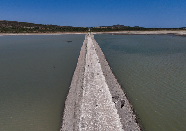 Barajda su seviyesi düştü, eski İzmir-Çeşme kara yolu ortaya çıktı Barajda su seviyesi düştü, eski İzmir-Çeşme kara yolu ortaya çıktı