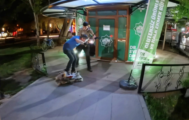 Belediye büfesinden hırsızlık yaparken suçüstü yakalandı