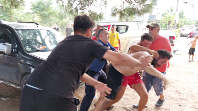 Cankurtaranlar, tek bir kişiye tekme tokat saldırdı Cankurtaranlar, tek bir kişiye tekme tokat saldırdı