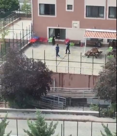 Engelli bireylerle görevlilerin su savaşı kamerada