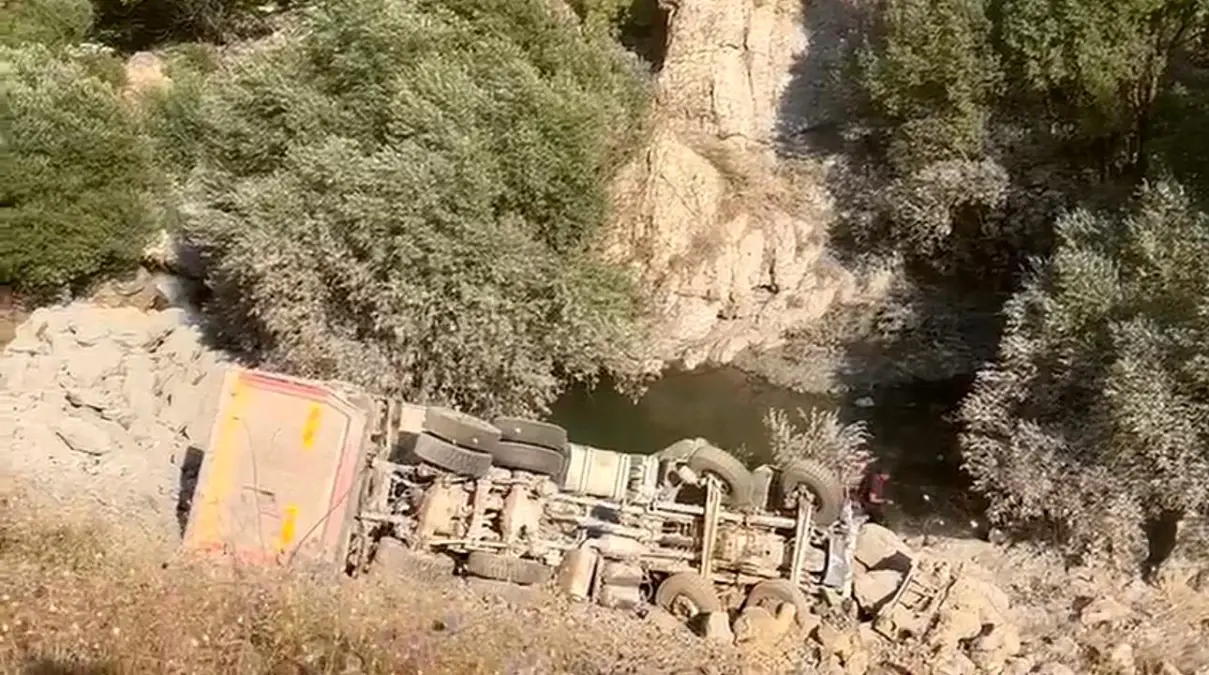 Yüksekova'da Kamyon Uçuruma Yuvarlandı: 1 Ölü