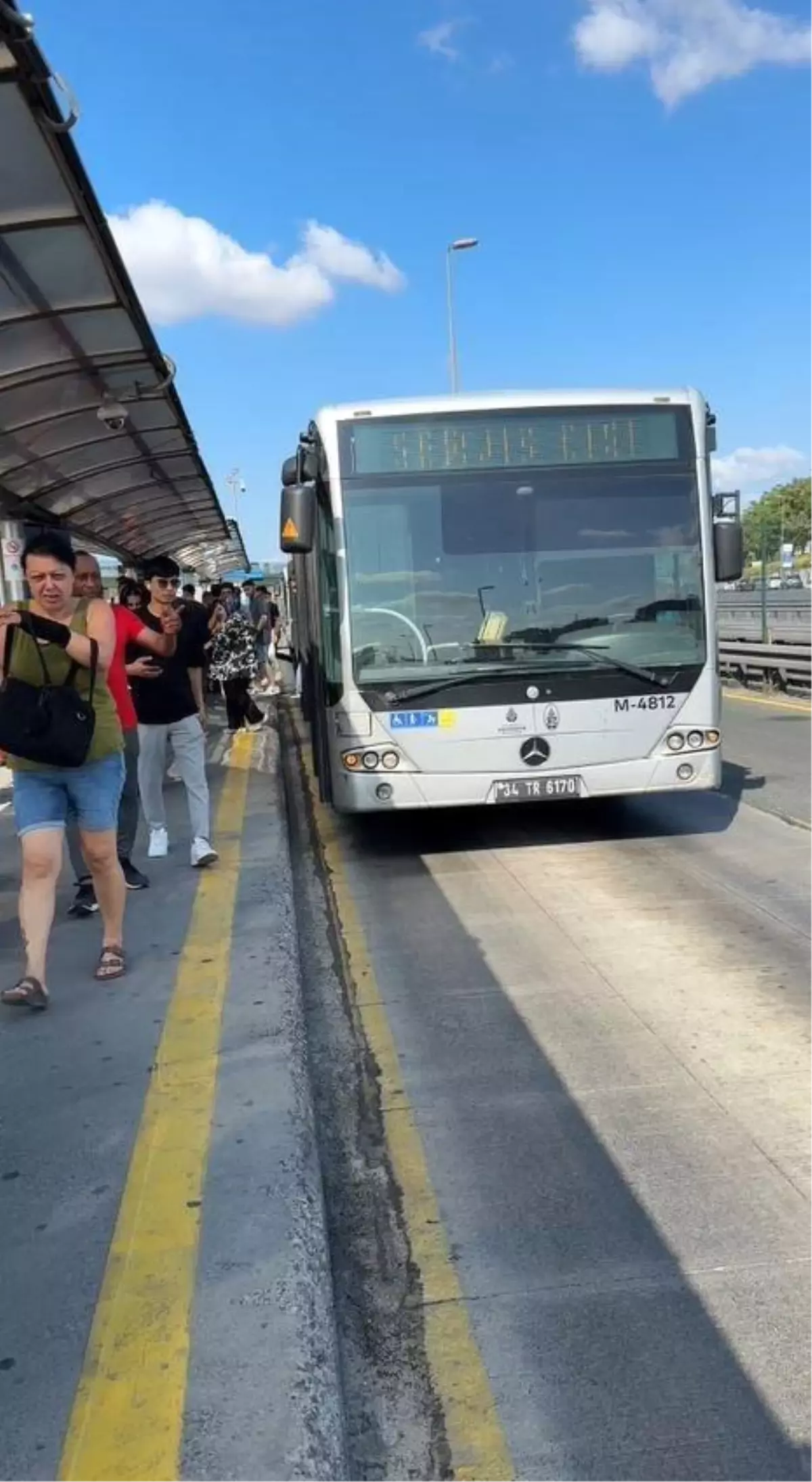 İstanbul'da Metrobüs Arızası Yolcuları Mağdur Etti
