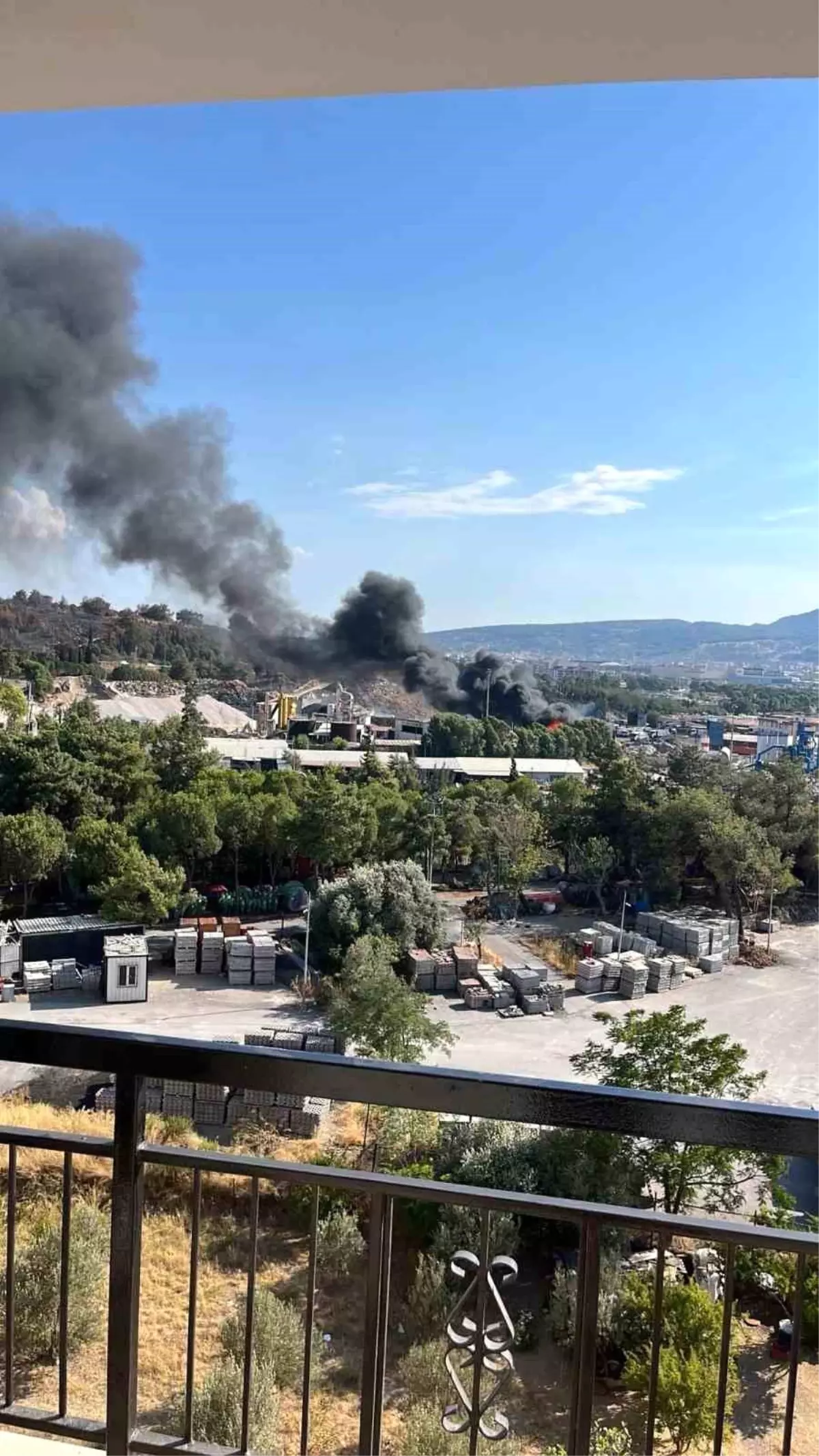 İzmir Buca'da Katı Atık Toplama Merkezinde Yangın