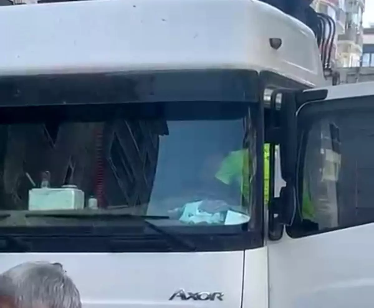 Bitlis'te Tır Sürücüsü Kalp Krizi Geçirip Kaza Yaptı