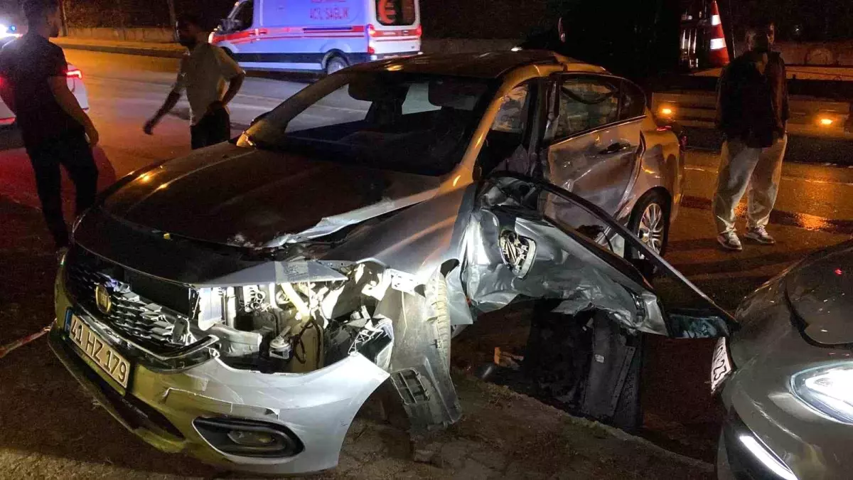 Kartepe'de İki Otomobil Çarpıştı: 4 Yaralı