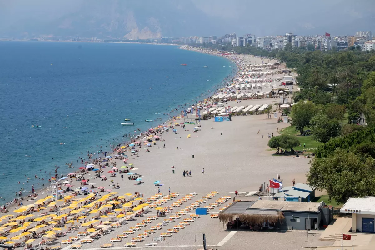 Antalya'da Sıcak Hava ve Yoğun Turist Akını