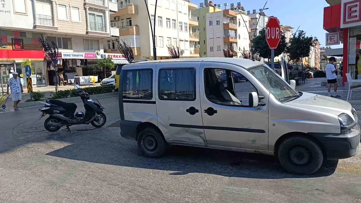 Manavgat'ta Motosiklet ve Hafif Ticari Araç Çarpıştı: Sürücü Yaralandı