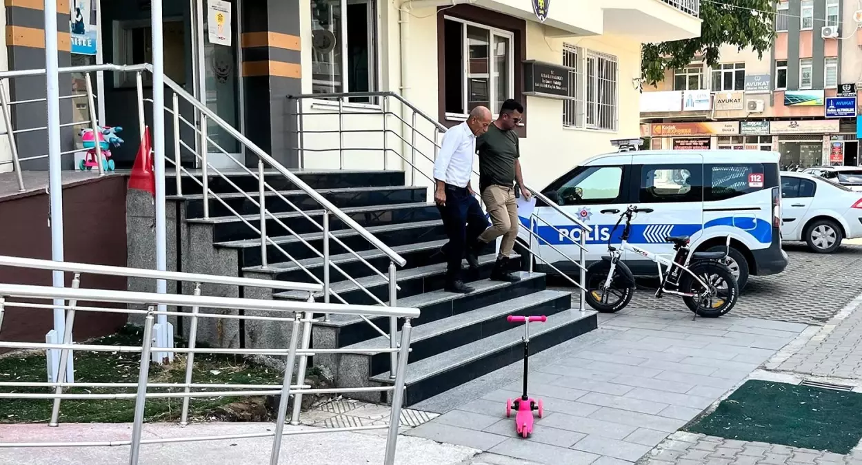 Manisa'da Trafik Kazası: 2 Kişi Hayatını Kaybetti, Otobüs Sürücüsü Tutuklandı