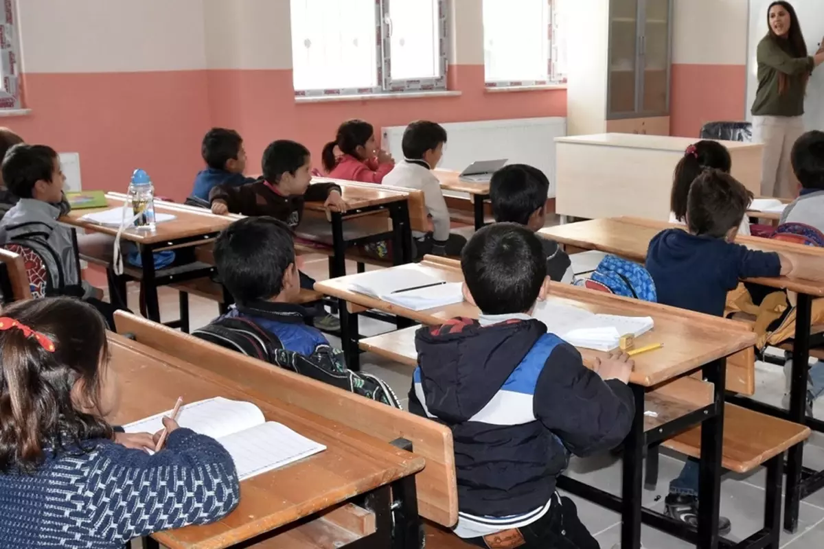 Okullarda serbest kıyafet uygulaması sona eriyor