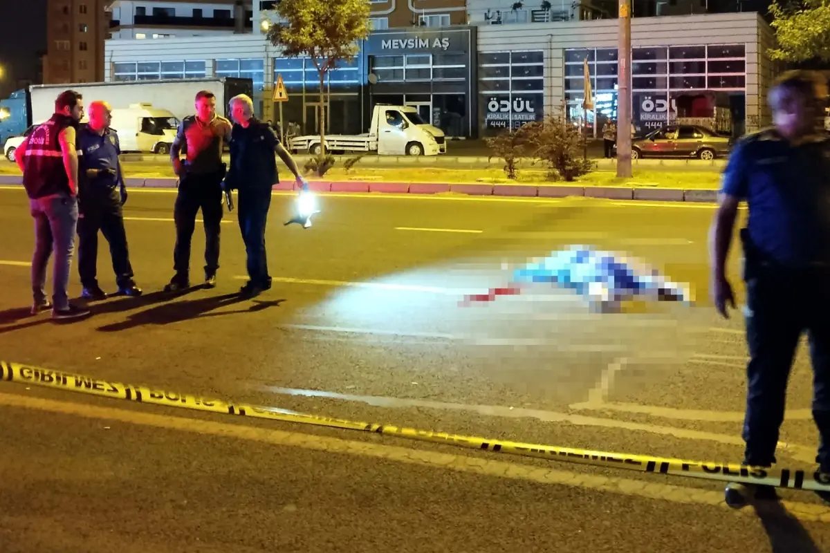 Önce hafif ticari araç çarptı sonra otomobil ezdi