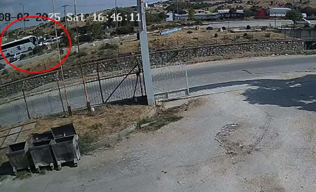 Otobüsün çarptığı otomobildeki çiftin öldüğü kaza kamerada