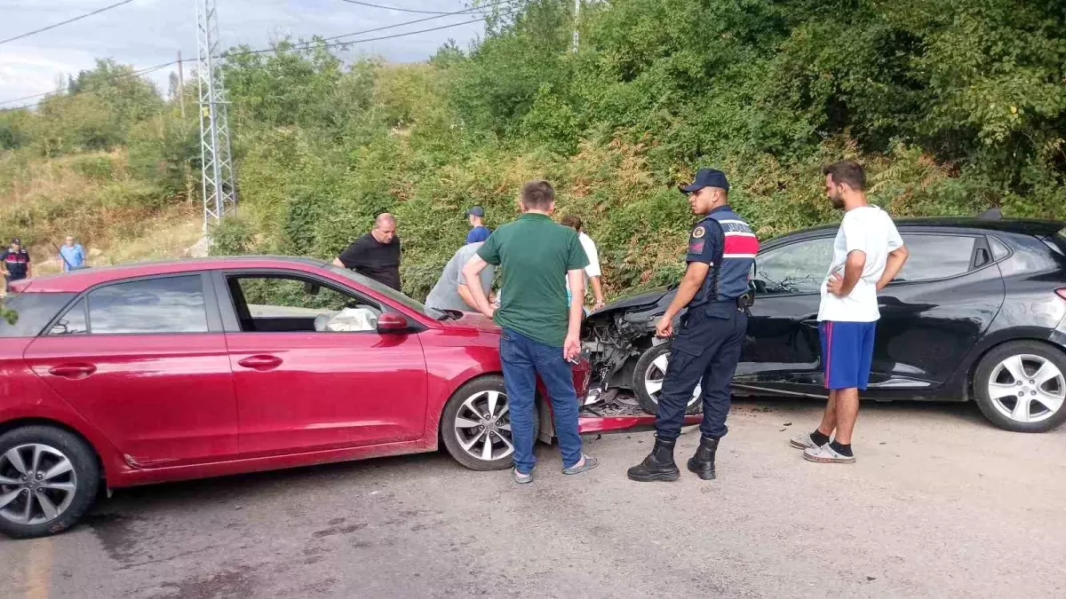 Kocaeli'de Otomobil Çarpışması: 4 Yaralı