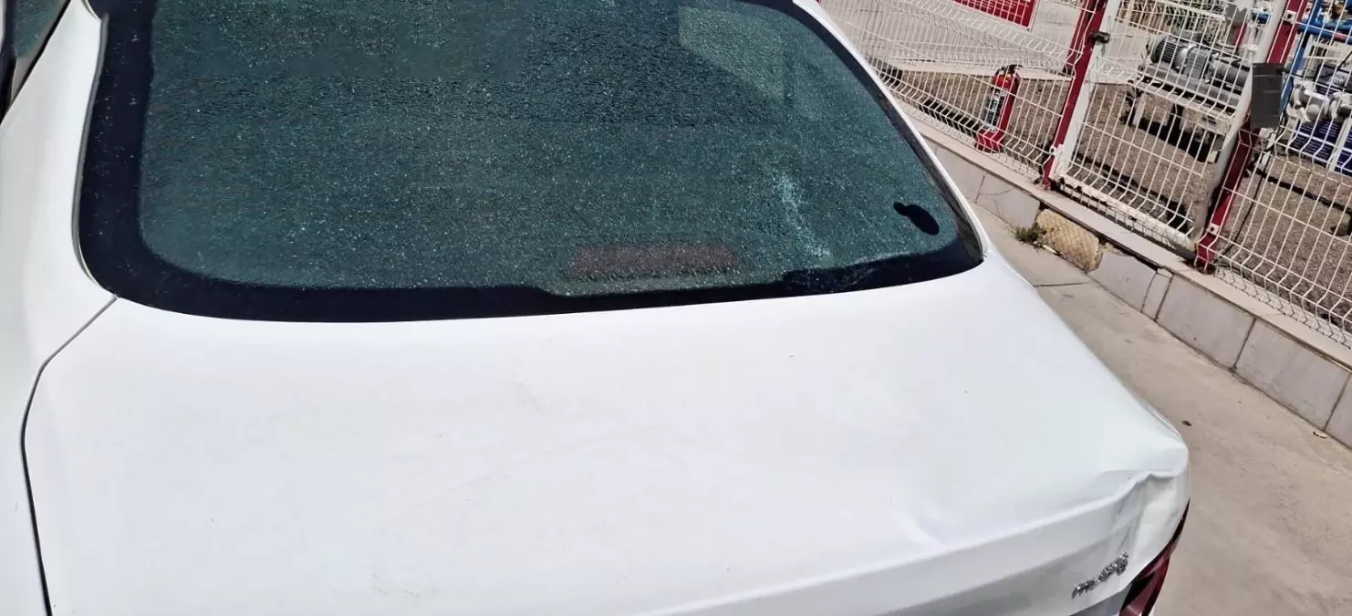 Yüksekova'da Şiddetli Rüzgar Aracın Camını Kırdı