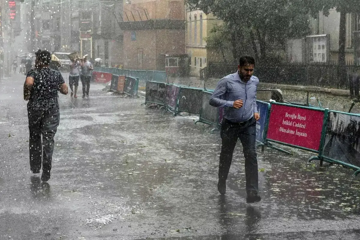 Sıcaktan kavrulan İstanbullulara müjde! Sağanak yağış geliyor
