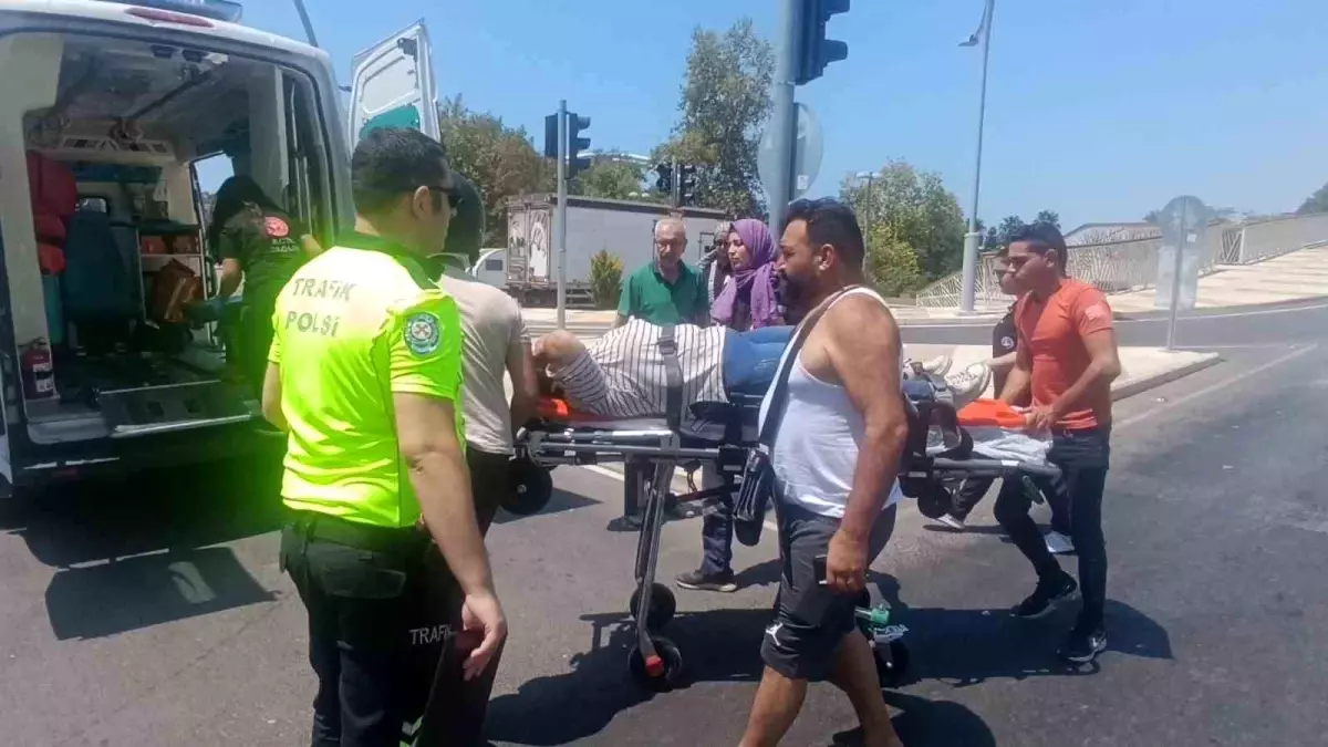 Manavgat'ta Trafik Kazası: Motosiklet Sürücüsü Yaralandı, İki Genç Kız da Zarar Gördü