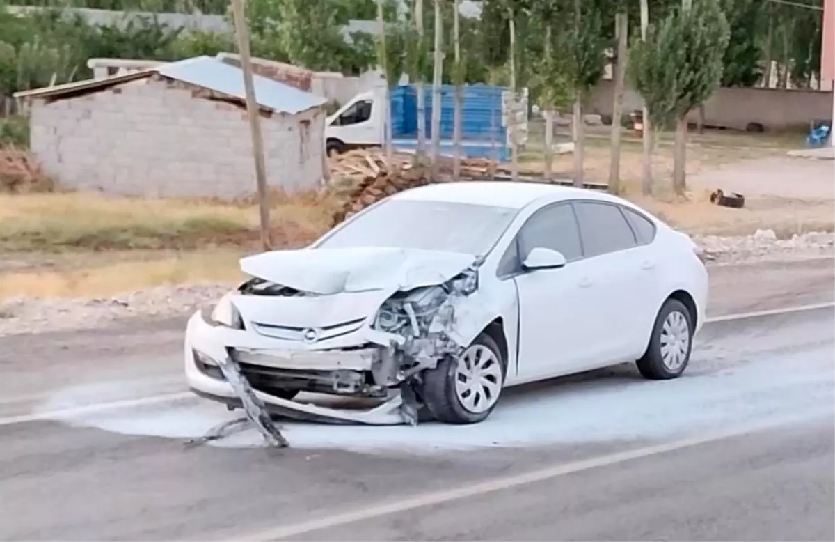Van'da Trafik Kazası: 3 Yaralı