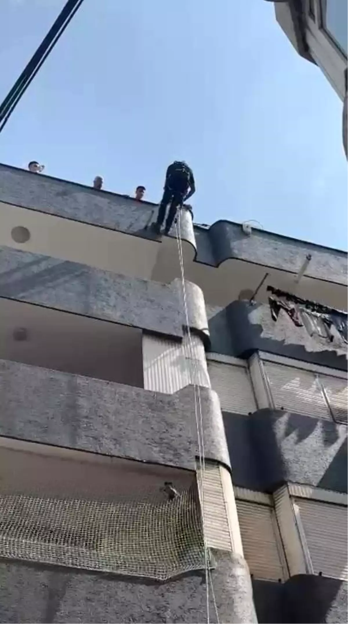 Adana'da Balon Filesine Sıkışan Güvercin Kurtarıldı