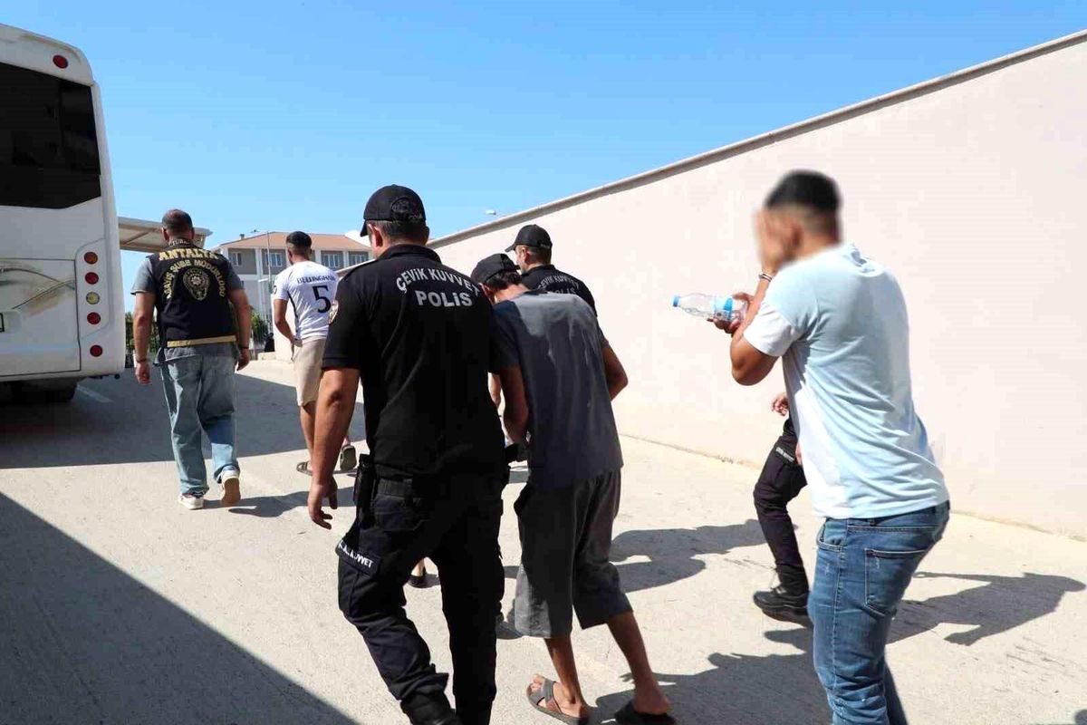 Antalya'da Eş Zamanlı Operasyon: 80 Kişi Yakalandı
