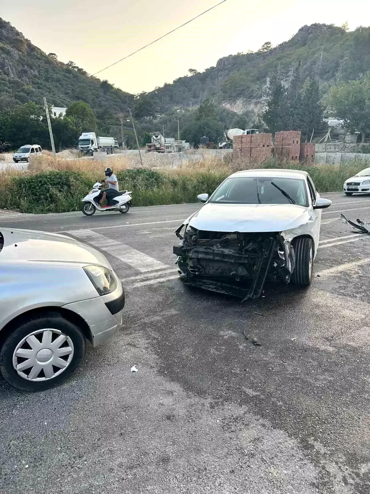 Antalya'da Üç Araçlı Trafik Kazasında 7 Kişi Yaralandı