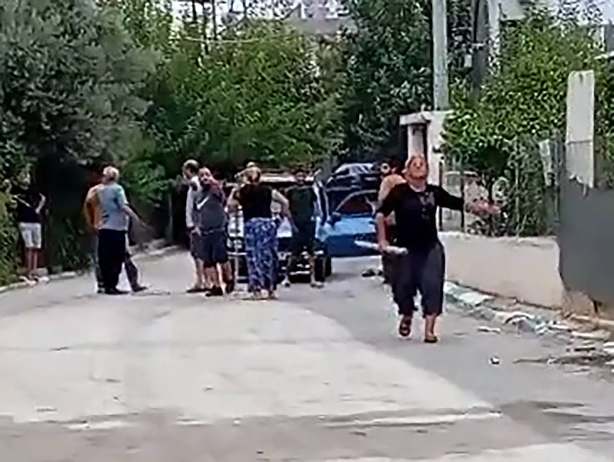 Adana'da Bahçeden Top Alan Baba Darbedildi