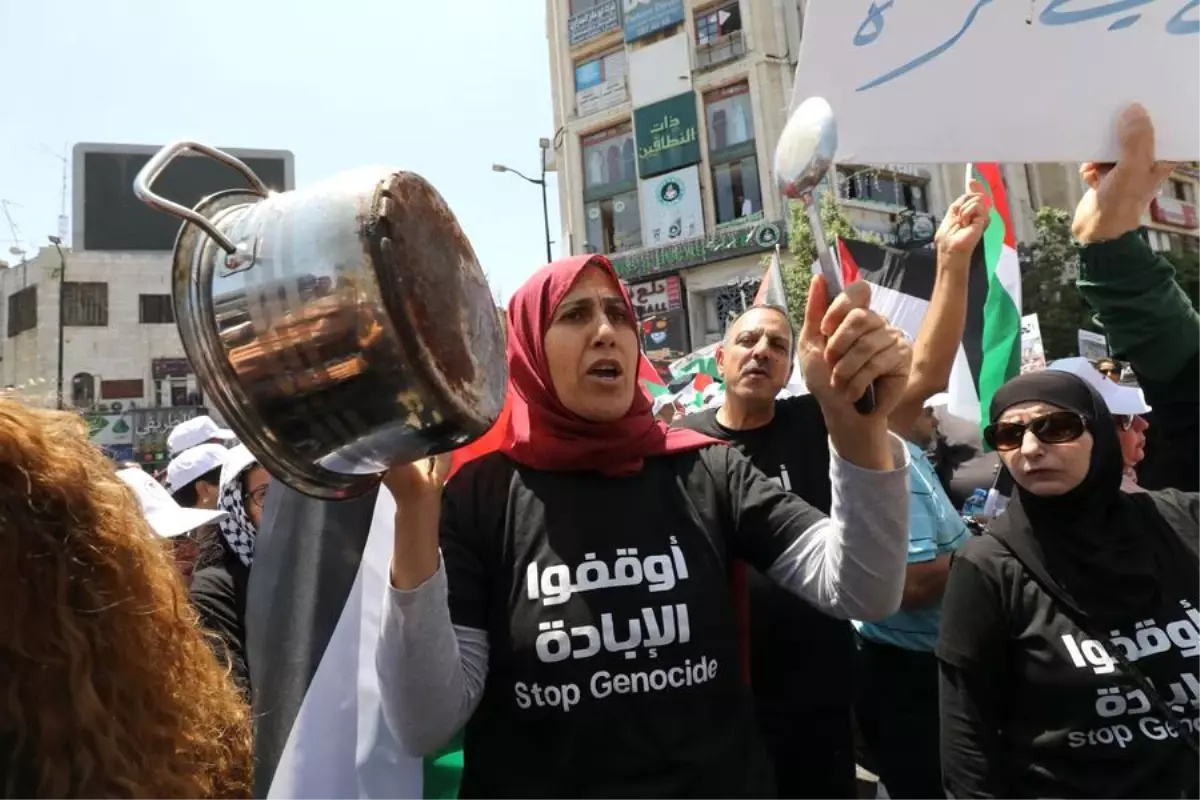 Filistinliler, İsrail'in Gazze'ye Yönelik Saldırılarını Protesto Etti