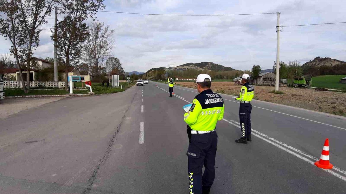 Bolu'da Trafik Denetimleri: 2 Bin 78 Araç ve Sürücüsüne Cezai İşlem
