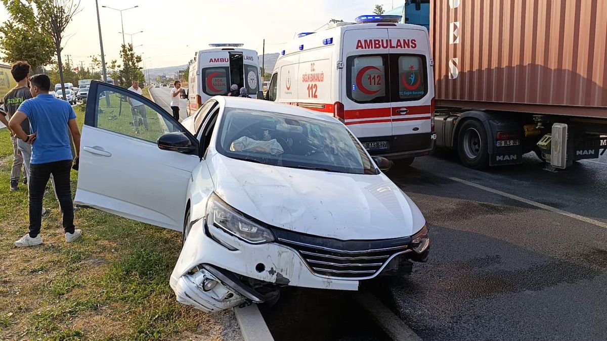 Bursa'da Otomobil ve Cip Çarpıştı; 2 Yaralı
