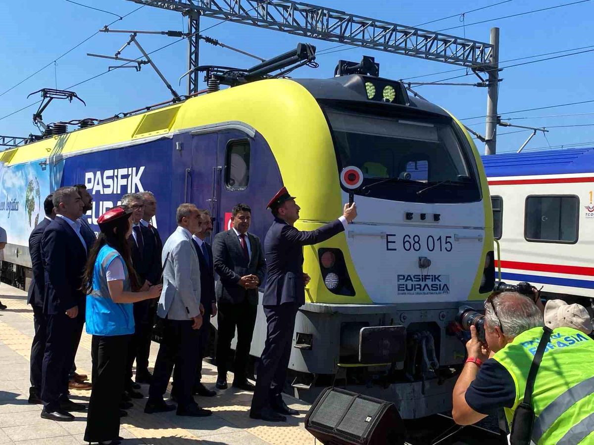 Çin-Türkiye demir yolu hattının ilk yük treni Avrupa'ya gitmek üzere Türkiye'ye ulaştı
