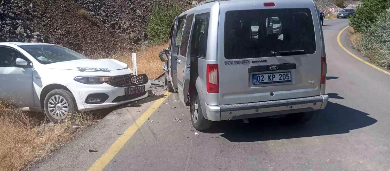 Elazığ'da Trafik Kazası: 6 Yaralı